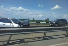 На новом мосту в Кирове иномарка врезалась в ограждение