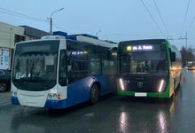 В Кирове на Комсомольской столкнулись автобус и троллейбус