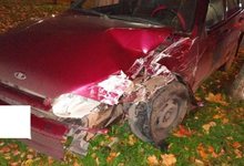 Подросток на «Ладе» врезался в автомобиль, стоящий после ДТП, а затем влетел в дерево