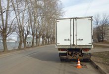 В Кирове 16-летняя девушка попала под колеса фургона